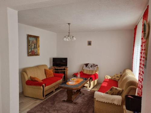 - un salon avec deux canapés et une table dans l'établissement Apartment Nura, à Bihać