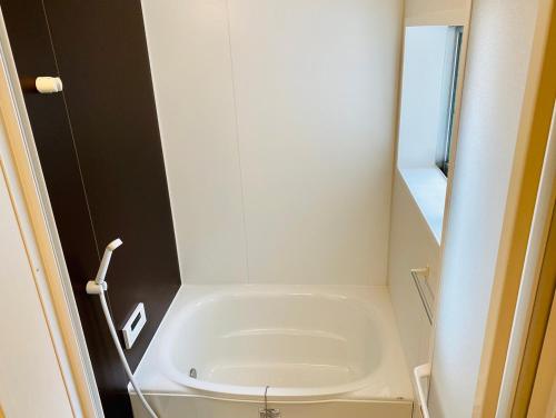 W pokoju znajduje się niewielka łazienka z wanną. w obiekcie AZホテル南あわじ/1組限定/貸切 w mieście Minamiawaji