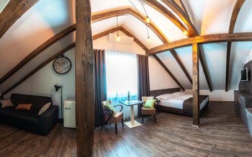 um quarto com uma cama e uma mesa num quarto em Penzion Rechle em Cesky Krumlov