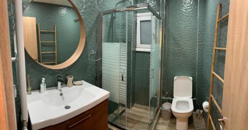 Koupelna v ubytování Cozy Apartment Metaxourgeio greendom