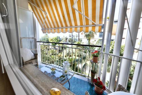 - un balcon avec une table et un parasol dans l'établissement Sanremo Dream - Casa di Pietro, à Sanremo