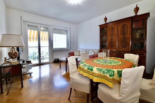 - une salle à manger avec une table et des chaises dans l'établissement Sanremo Dream - Casa di Pietro, à Sanremo