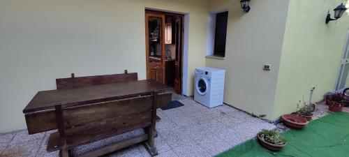 a room with a wooden piano and a washing machine at Terra è mare in San Teodoro