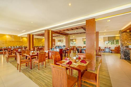 ستيرلنغ أوتي إيلك هيل في أوتي: مطعم بطاولات وكراسي خشبية