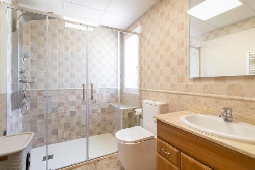 uma casa de banho com um chuveiro, um WC e um lavatório. em Chalet Bonalba Golf em Alicante
