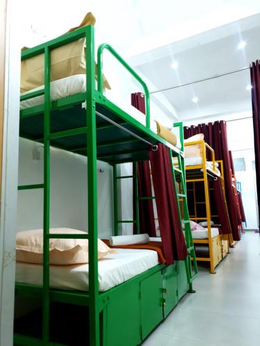 Zimmer mit 4 Etagenbetten in einem Zimmer in der Unterkunft Chez Prabha Homestay in Puducherry