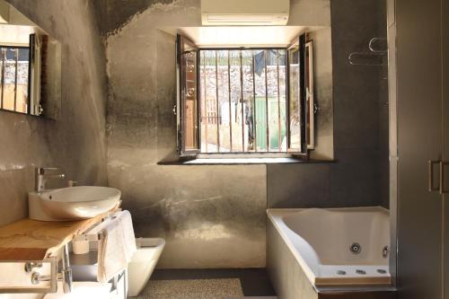 baño con aseo y ventana en Apartamentos Tierra y Arte, en Santoña