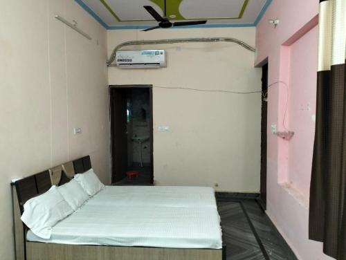 Ein Bett oder Betten in einem Zimmer der Unterkunft Suresh Guest House & Hotel By WB Inn