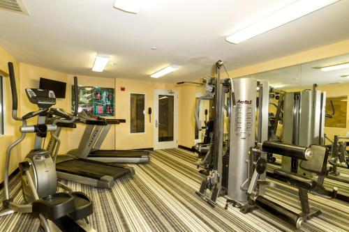 Фитнес-центр и/или тренажеры в Candlewood Suites Fort Myers Interstate 75 by IHG
