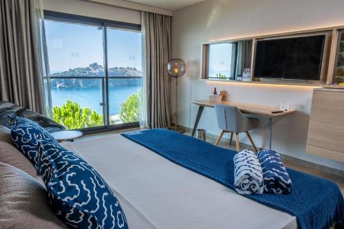 una camera con letto e vista sull'acqua di TUI BLUE Seno - Adults Only a Sarigerme