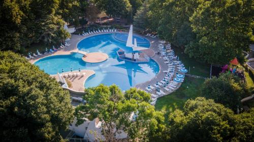 an overhead view of a swimming pool in a park at PrimaSol Ralitsa Superior Aquaclub Hotel in Albena