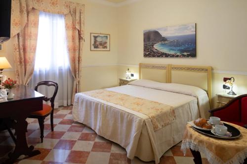 Ένα ή περισσότερα κρεβάτια σε δωμάτιο στο Hotel Trinacria