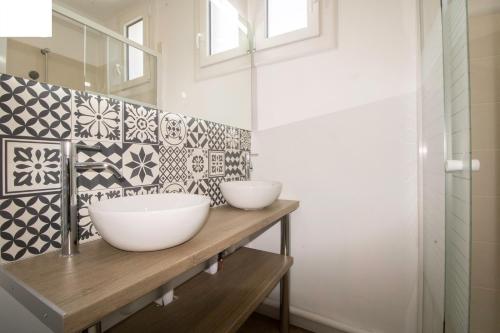 - une salle de bains avec 2 bols blancs sur un comptoir en bois dans l'établissement 005- Appartement 6 chambres, Tramway, Parking,Clim, à Montpellier