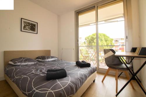 une chambre avec un lit, un bureau et une fenêtre dans l'établissement 005- Appartement 6 chambres, Tramway, Parking,Clim, à Montpellier