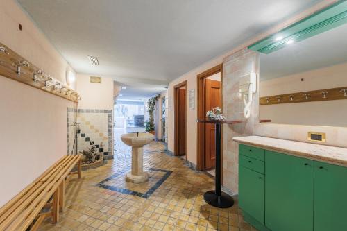 ein Bad mit einem Waschbecken und einem WC. in der Unterkunft Hotel Miravalle in Valdidentro