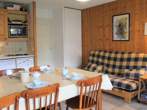 une cuisine et un salon avec une table et un canapé dans l'établissement Appartement cosy 6 pers à 100m des pistes - Vars Les Claux - FR-1-330B-74, à Vars
