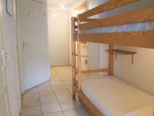 Cette chambre comprend 2 lits superposés et un couloir. dans l'établissement Appartement cosy 6 pers à 100m des pistes - Vars Les Claux - FR-1-330B-74, à Vars
