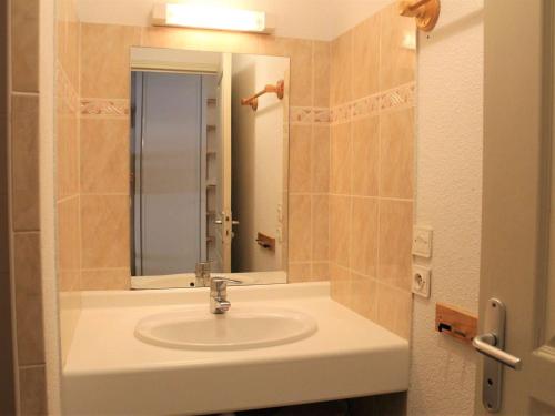 une salle de bain avec un lavabo et un miroir dans l'établissement Appartement cosy 6 pers à 100m des pistes - Vars Les Claux - FR-1-330B-74, à Vars