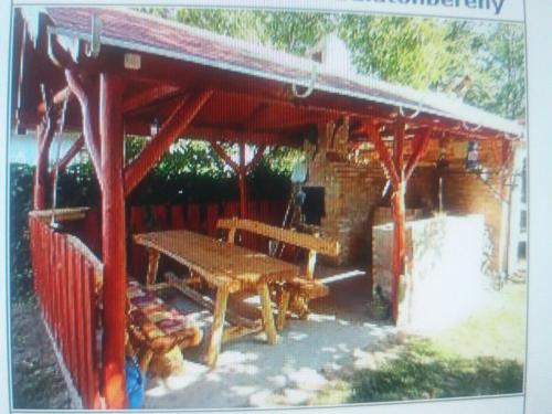 ein Picknickplatz mit einem Picknicktisch und einer Bank in der Unterkunft Bonita Apartman in Balatonberény