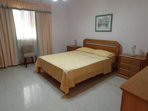 - une chambre avec un lit, une commode et une fenêtre dans l'établissement Valletta Gateway Maisonette, à La Valette
