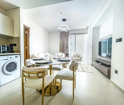 STAY MindBlowing 2 Bedroom Holiday Home with Close View of Burj Khalifa