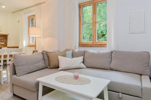 a living room with a couch and a table at Sengirės kotedžai Juodkrantė in Juodkrantė