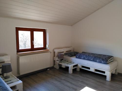 1 dormitorio con cama y ventana en Strandurlaub am Felsenmeer en Modautal