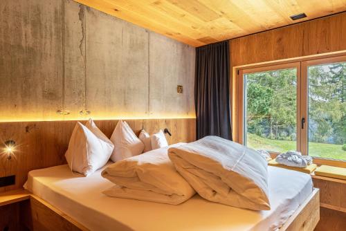 a bedroom with a large bed with a window at Chalet Bergfreund in Valdaora