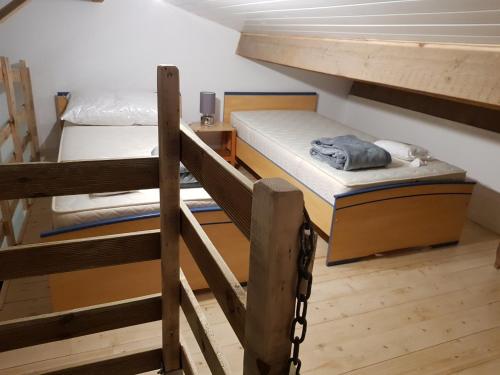 a couple of bunk beds in a room at Belle petite maison neuve avec jardin privatif in Longeville-sur-Mer