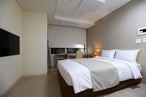 Säng eller sängar i ett rum på Urban Place Gangnam