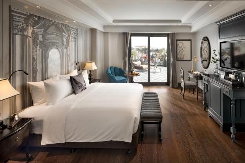 河內的住宿－Meritel Hanoi，卧室配有一张白色大床和一张书桌