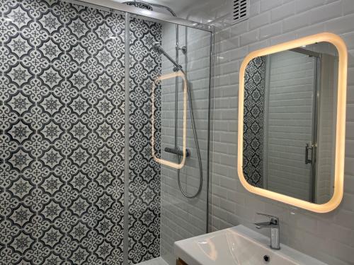 ein Bad mit einer Dusche, einem Waschbecken und einem Spiegel in der Unterkunft STUDIO PROCHE PARIS VERSAILLES in Villennes-sur-Seine