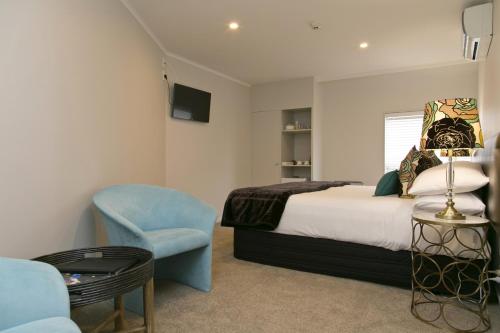 Ein Bett oder Betten in einem Zimmer der Unterkunft The Cove- On The Lake