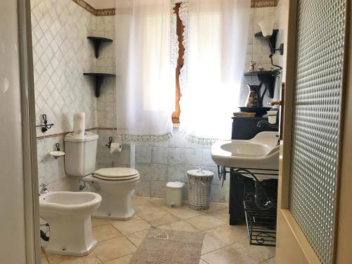 La salle de bains est pourvue de toilettes et d'un lavabo. dans l'établissement Casa in campagna a tre chilometri dal mare con parcheggio privato, à Querceta