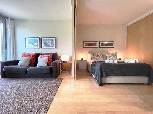 バルセロナにあるStay U-nique Apartments Venecuelaのベッドルーム(ベッド1台、ソファ付)
