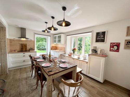 - une cuisine avec une table et des chaises en bois dans la chambre dans l'établissement Au gîte des Mazes, à Ban-sur-Meurthe-Clefcy