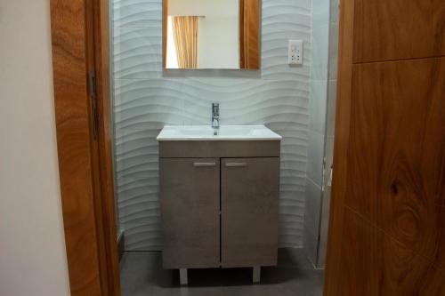 W łazience znajduje się umywalka i lustro. w obiekcie Blue Bee 2 Bedroom Apartment w mieście Lagos