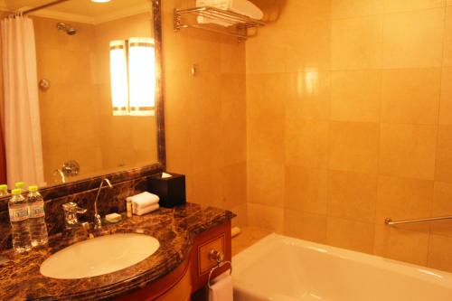 Bilik mandi di Air China Boyue Beijing Hotel