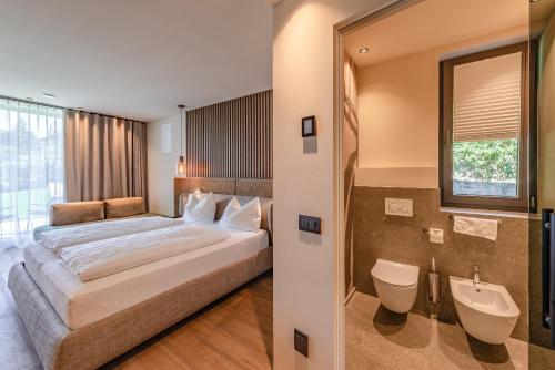 - une chambre avec un lit, un lavabo et des toilettes dans l'établissement VILLA NAJ, à Termeno
