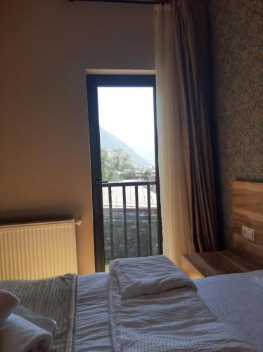 Ein Bett oder Betten in einem Zimmer der Unterkunft Best view Kazbegi