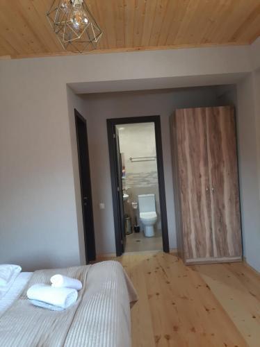 Ein Bett oder Betten in einem Zimmer der Unterkunft Best view Kazbegi