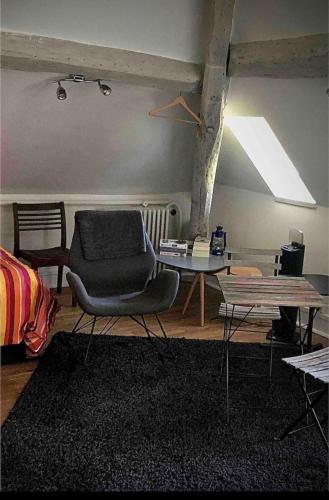 a living room with a chair and a table at Studio à Rambouillet in Rambouillet