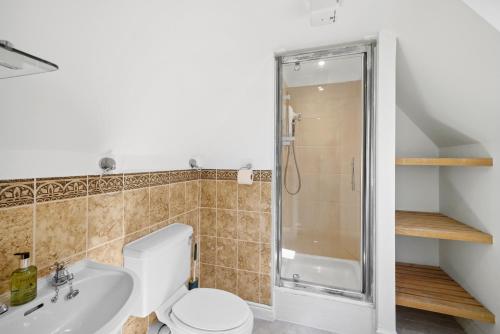 een badkamer met een douche, een toilet en een wastafel bij PRIME 3 BED HOUSE to BICESTER OUTLET for 8 People by Platinum Key Properties in Bicester
