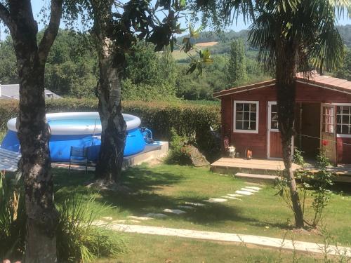 een huis met een boot in de tuin bij Bienvenue pour vous détendre in Parbayse
