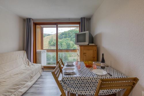 un salon avec une table et un canapé dans l'établissement Soyouz-Vanguard 10, à Villarembert