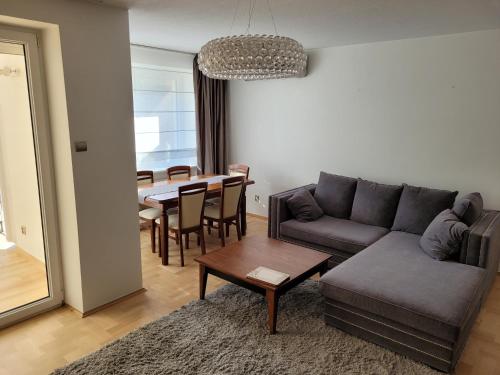 ein Wohnzimmer mit einem Sofa und einem Tisch in der Unterkunft Apartament Kościuszki in Kielce