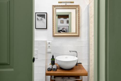 a bathroom with a bowl sink and a mirror at La AMARA Farah - en el casco antiguo de Frigiliana in Frigiliana