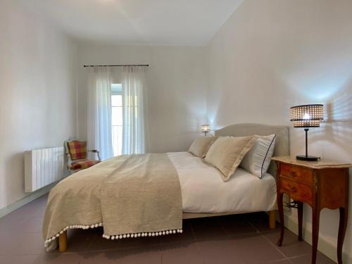 Un dormitorio con una cama grande y una ventana en Casa Poliglota - 100m de la Cité Médiévale, en Carcassonne