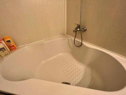 La salle de bains est pourvue d'une grande baignoire blanche. dans l'établissement Appartement 2 chambres - lits king size - wifi - baignoire, au Puy-en-Velay