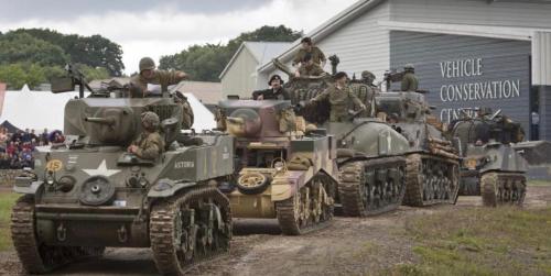 un grupo de tanques del ejército estacionados en un campo en Nuthatch Cabin at Cloudshill Glade, en Wareham
